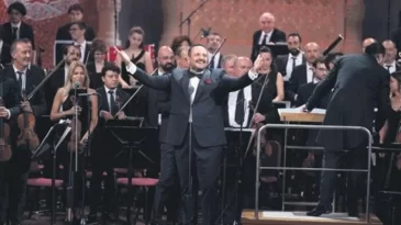 İki Soprano bir tenor aynı sahnede