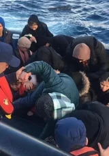 İzmir açıklarında 76 düzensiz göçmen yakalandı