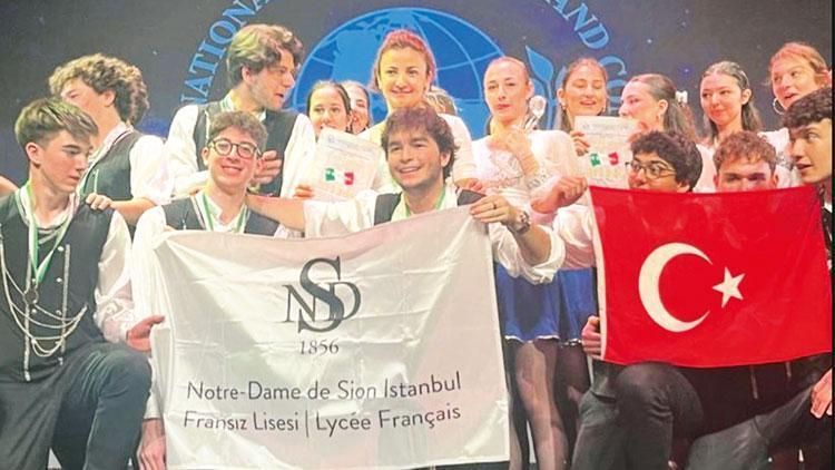 Alkışlar Notre Dame de Sion Öğrencilerine: Sahne Onların, Zafer Hepimizin