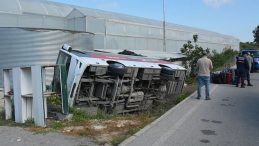 Antalya’da Turistleri Taşıyan Midibüs Devrildi: 18 Rus ve Şoför Yaralandı