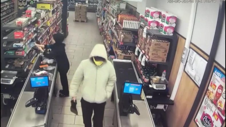 Bağcılar’da Markette Korku Dolu Anlar! Bıçakla Tehdit Edip 80 Bin Lira Gasbetti