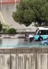 Balkonda Yağmur İzlerken Tesadüfen Yaralanmalı Kaza Görüntülendi