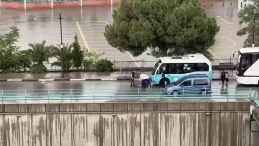 Balkonda Yağmur İzlerken Tesadüfen Yaralanmalı Kaza Görüntülendi
