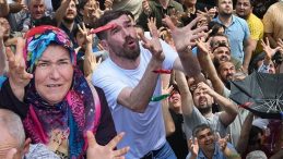 Bütün Kent Sokaklara İndi! Cami Kubbesinden, Balkonlardan ve Çatılardan Dağıtıldı: Tam 8 Ton…