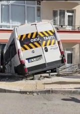 Çorum’da Okul Servisi Balkona Çarptı: 2 Öğrenci Yaralandı!