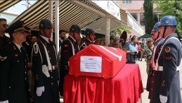 Eğitim faaliyetindeki kazada hayatını kaybeden astsubay toprağa verildi