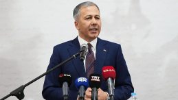 İçişleri Bakanı Ali Yerlikaya’dan Özgür Özel’e tepki: Koruma polislerinin bantla kamera kapatma görevi yok