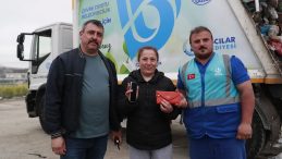İyilik Seferberliği: Çantası Çöpe Giden Kadın, Ekipler Sayesinde Çantasını Buldu
