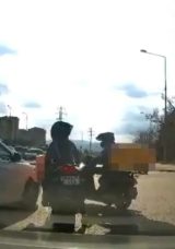 Kadın Kurye, Darp Edilen Arkadaşını Kafa Atarak Kurtardı! İlginç Anlar Araç Kamerasında!