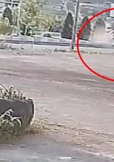 Mardin’de Otomobil Su Tankerinin Altına Girdi! İşte O Anlar