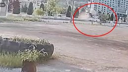 Mardin’de Otomobil Su Tankerinin Altına Girdi! İşte O Anlar