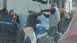 Motosikletli şahıs, araç sürücüsünü satırla darbetti!