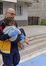 Oyun Oynarken Moloz Çuvallarının Üzerine Düşen Küçük Çocuk Hastaneye Sevk Edildi