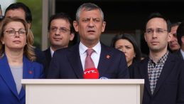 Özgür Özel’den Sırrı Süreyya Önder’in tedavi gördüğü hastaneye ziyaret