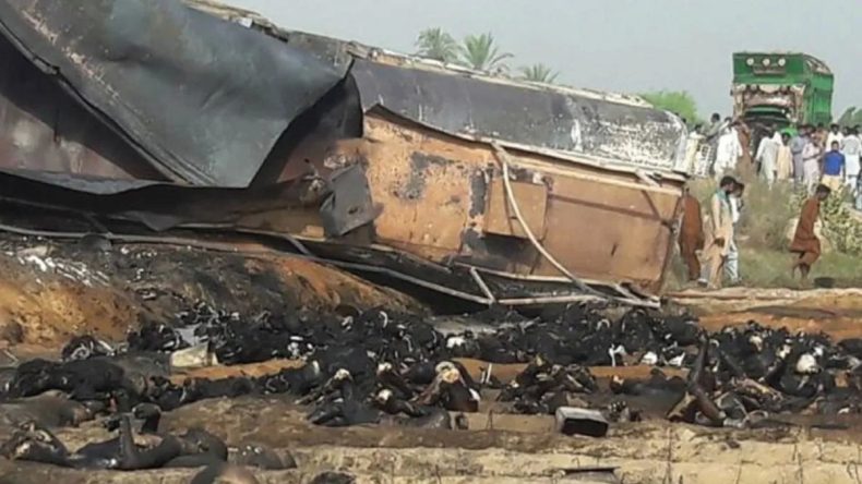 Pakistan’da Yakıt Tankeri Patlaması: 2 Kişi Hayatını Kaybetti