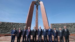 TBMM Başkanı Kurtulmuş, Ata-Beyit Ulusal Tarih ve Anıt Kompleksi’ni Ziyaret Etti