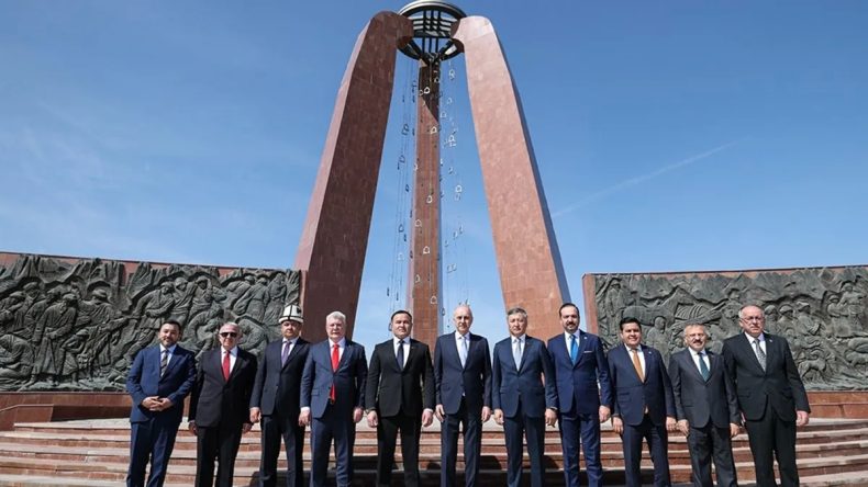 TBMM Başkanı Kurtulmuş, Ata-Beyit Ulusal Tarih ve Anıt Kompleksi’ni Ziyaret Etti