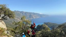 1700 Metre Yükseklikten Kayalıklara Düşen Belaruslu Turist Helikopterle Kurtarıldı!