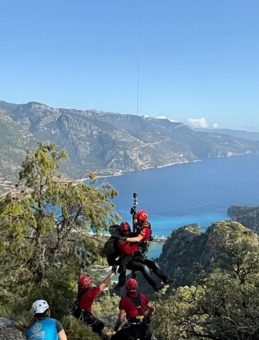 1700 Metre Yükseklikten Kayalıklara Düşen Belaruslu Turist Helikopterle Kurtarıldı!