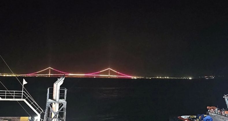 1915 Çanakkale Köprüsü Sarı-Kırmızı Renklerle Aydınlatıldı!