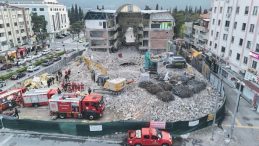 45 Yıllık Binanın Enkazı Acı Gerçeği Ortaya Koydu