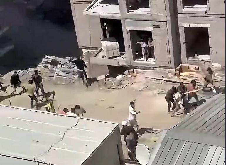İnşaat İşçileri Kavga Ederken