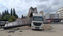Adana’da Damper Açılan Tır Felakete Neden Oldu: Üst Geçidi Yıktı
