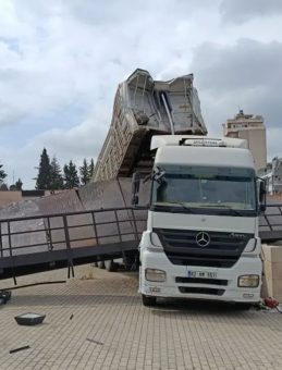 Adana’da Damper Açılan Tır Felakete Neden Oldu: Üst Geçidi Yıktı