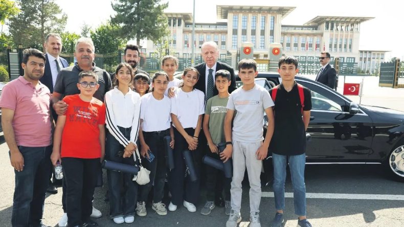 Adıyamanlı Çocuklarla Hatıra Fotoğrafı