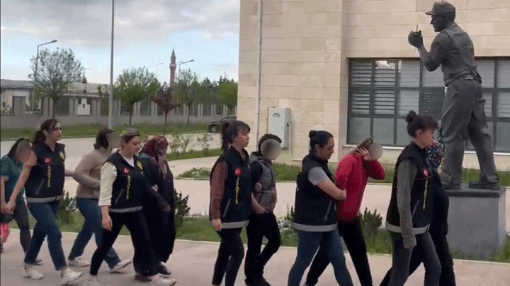 Afyonkarahisar’da Fuhuş Operasyonu: 12 Kadın Kurtarıldı, 2 Şüpheli Tutuklandı