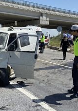 Aksaray’da minibüs ile hafif ticari araç çarpıştı: 3 kişi yaralandı!