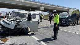 Aksaray’da minibüs ile hafif ticari araç çarpıştı: 3 kişi yaralandı!