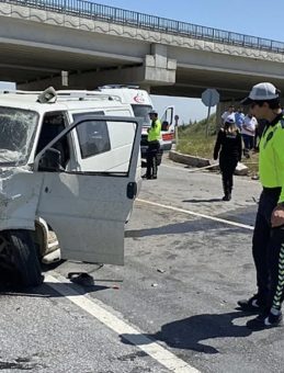 Aksaray’da minibüs ile hafif ticari araç çarpıştı: 3 kişi yaralandı!