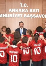 Ankara Batı Adliyesi’nde İşaret Dili Eğitimi ve Forma Hediyesi