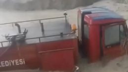 Ankara’da İtfaiye Aracı Sele Kapıldı: Zorlu Kurtuluş Anları!