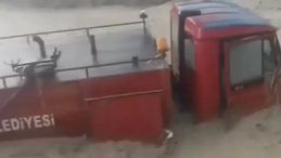 Ankara’da Sağanak Yağışlar Hayatı Olumsuz Etkiledi! İtfaiye Aracı Sele Kapıldı