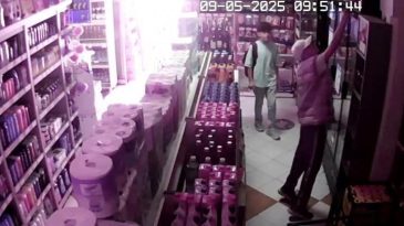 Antalya’da Market Sahibini Oyalayıp, İçki Çaldılar! ‘Dükkana Korkarak Geliyorum’
