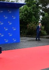 Arnavutluk Başbakanı Rama, İtalya Başbakanı Meloni’yi Diz Çökerek Karşıladı