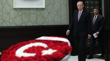 Bahçeli’den Kabine’ye Türk Bayraklı Çiçek