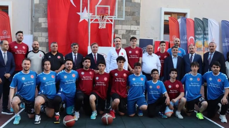 Bakan Bayraktar Erzincan’da Gençlerle Basketbol Maçı Gerçekleştirdi