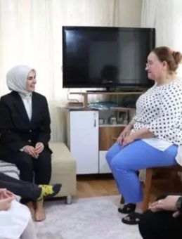 Bakan Göktaş, Devlet Korumasındaki Çocukların Gönüllü Anneleri Gürel’i Anneler Günü’nde Ziyaret Etti