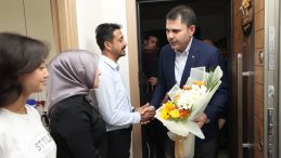 Bakan Kurum, yeni evlerine kavuşan Tıraş ailesini ziyaret etti: Son inşaat bitene kadar yanınızdayız