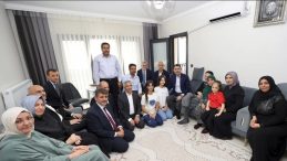 Bakan Kurum’dan depremzede aileye ziyaret! Her ev huzura kavuşana kadar yanınızdayız