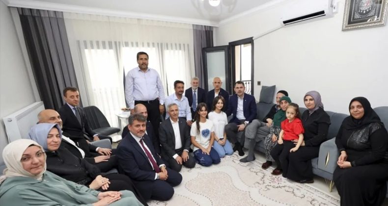 Bakan Kurum’dan depremzede aileye ziyaret! Her ev huzura kavuşana kadar yanınızdayız