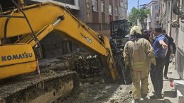 Bayrampaşa’da Yol Göçtü: 1 Kişi Mahsur Kaldı