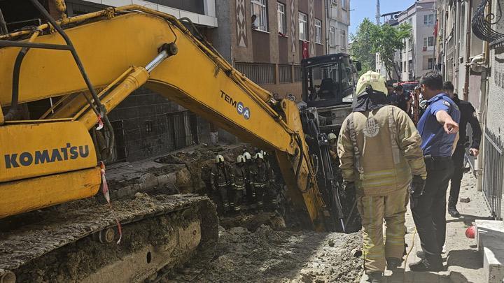 Bayrampaşa’da Yol Göçtü: 1 Kişi Mahsur Kaldı