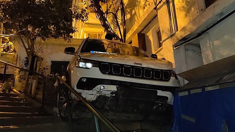 Beşiktaş’ta Cip Bina Boşluğuna Uçtu