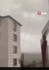 Bingöl’de Fırtına Sonrası Çatı Parçası Çocuğun Üzerine Düştü: O Anlar Güvenlik Kamerasında!