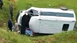Bitlis’te Minibüs Şarampole Yuvarlandı: 2’si Ağır 5 Yaralı