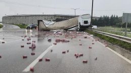 Bursa’da Kaza Yapan TIR’ın Dorsesindeki İçki Kutuları Yola Saçıldı